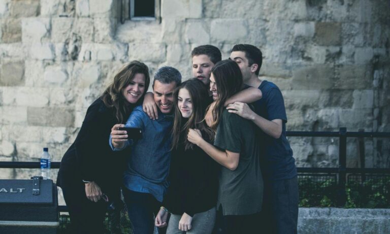 Des participants réalisent un selfie d'équipe