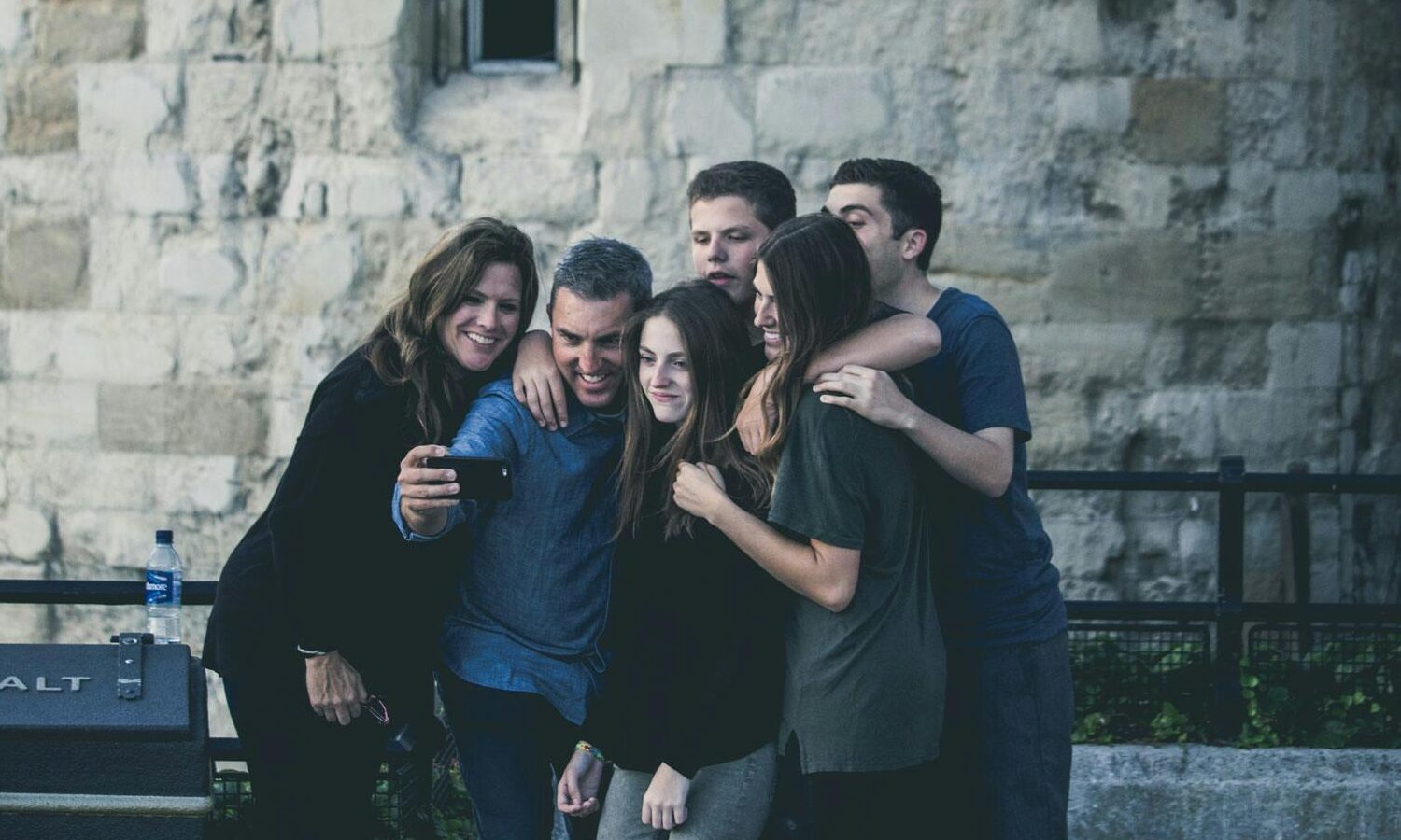 Des participants réalisent un selfie d'équipe