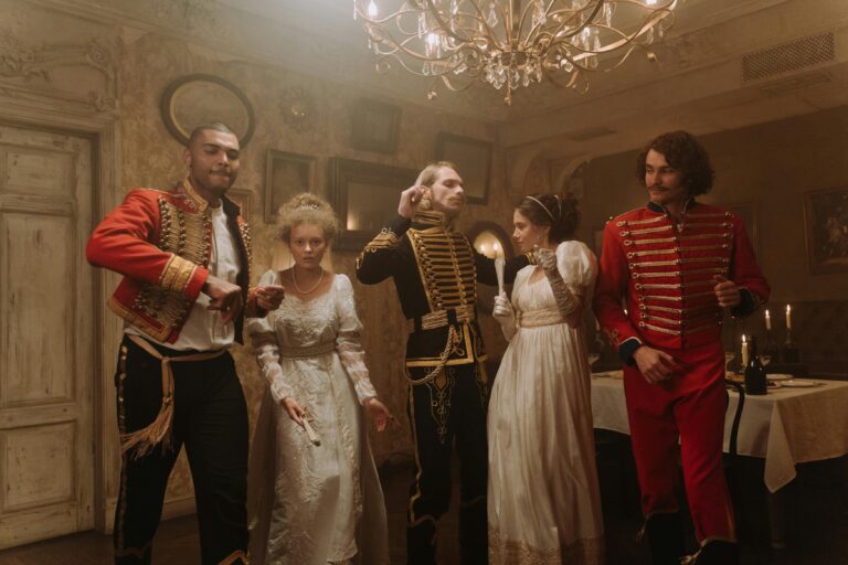 Un groupe de comédiens en costumes pour une murder mystery