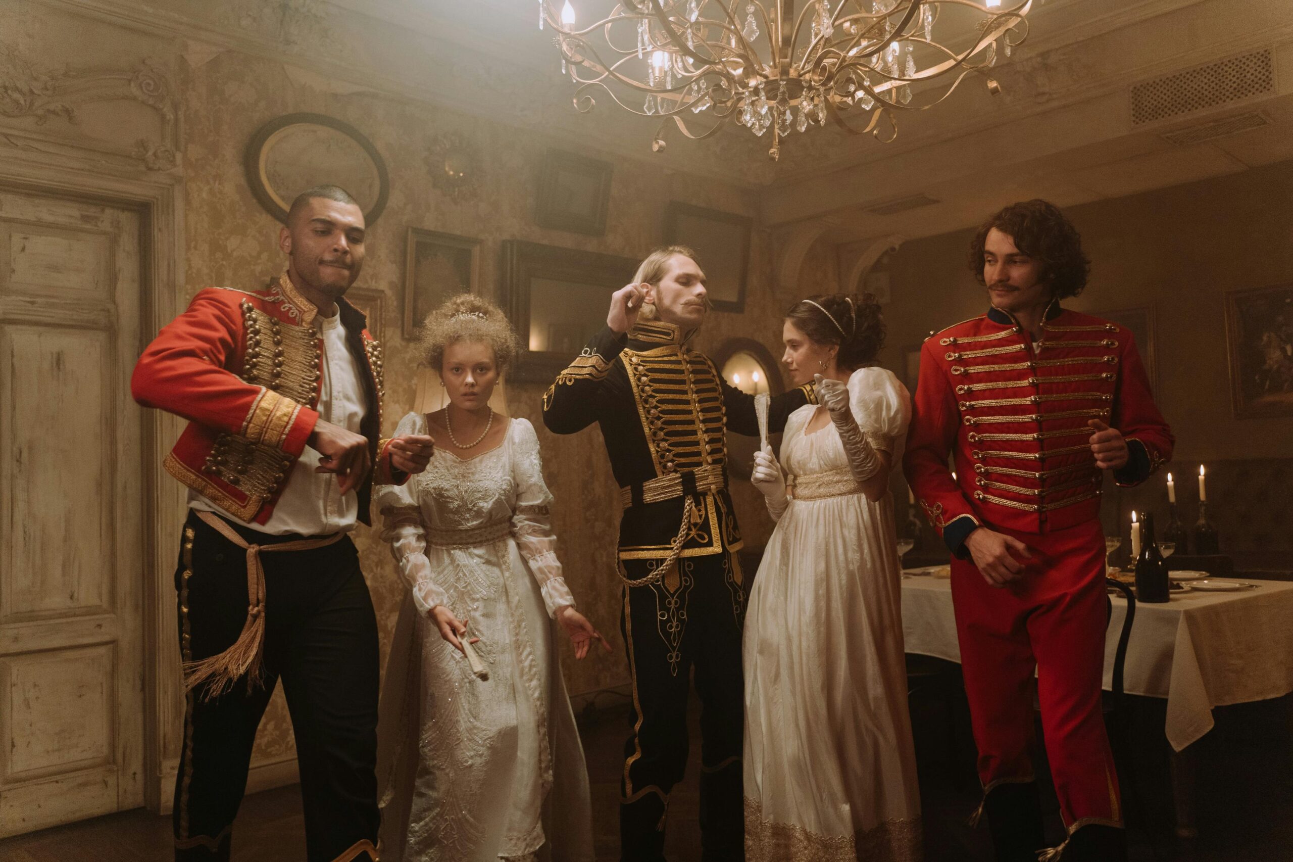 Un groupe de comédiens en costumes pour une murder mystery